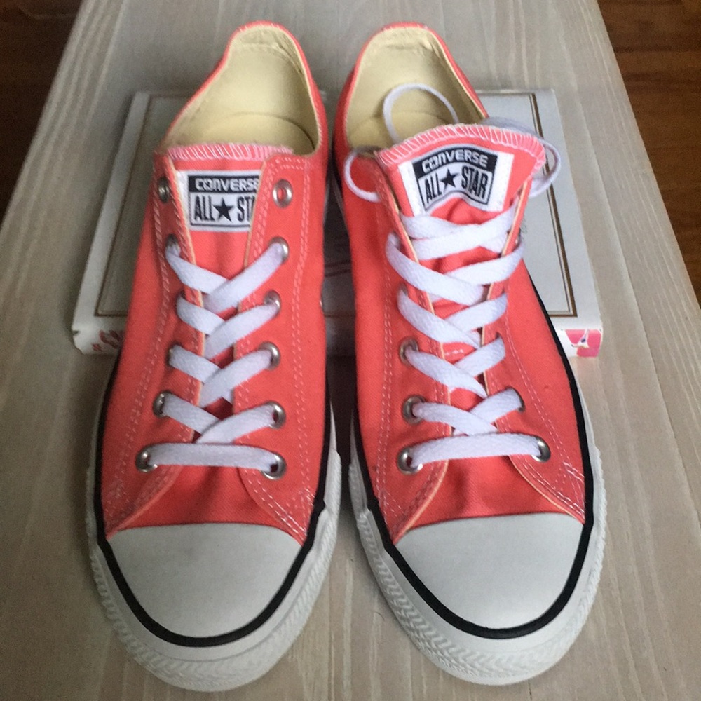 ⭐️👟NWOB Converse Sneakers👟⭐️